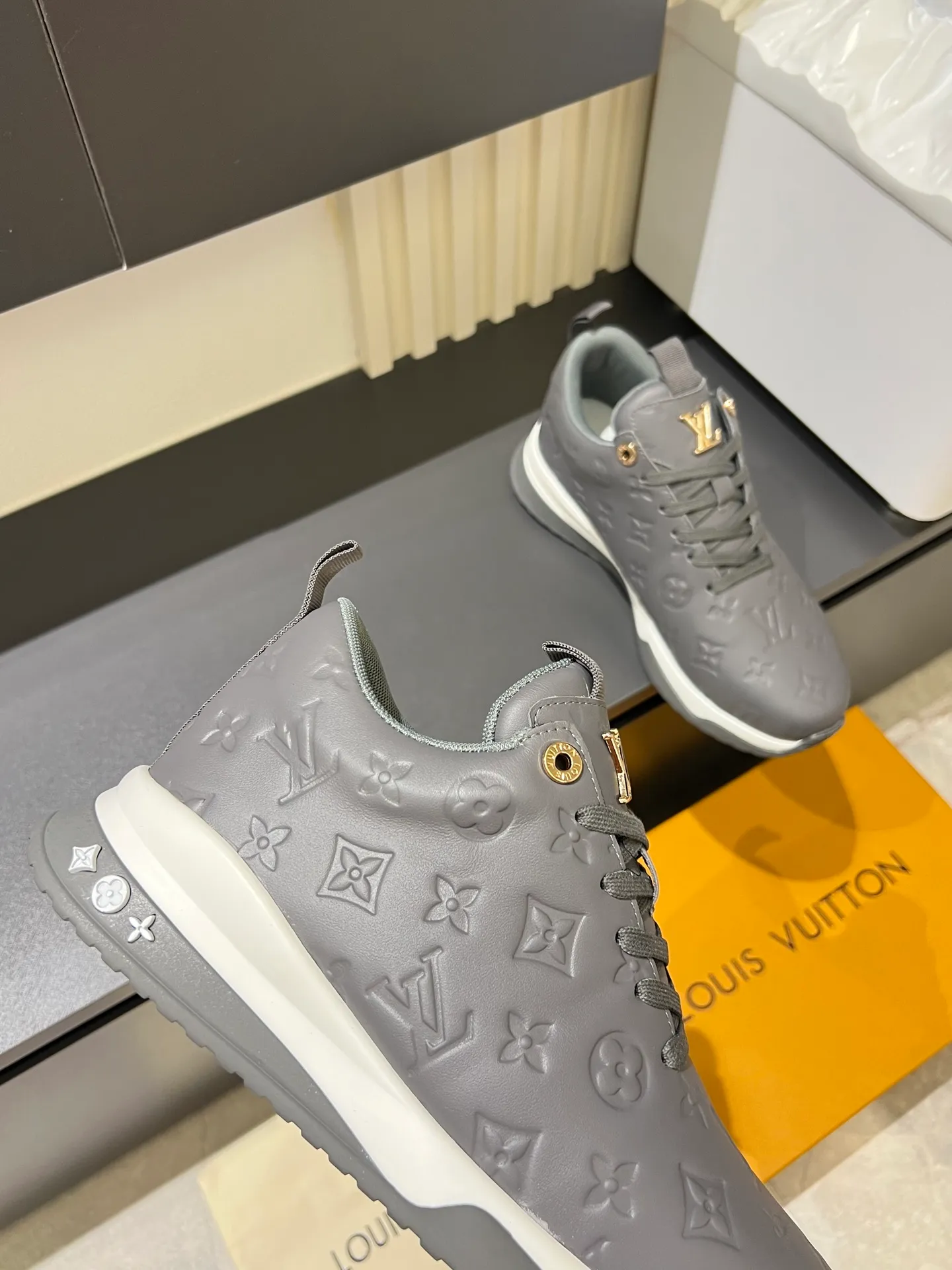 p520 "LOUI* VUITTO*" popular men's casual shoes, genuine development in Italy💯purchasing level quality✔️The upper is made of first-layer cowhide, comfortable and soft sheepskin feet⚡️Fashionable and versatile, the toe last shape is firm and full, and the soles are made from original LV molds and can be freely entered and exited the counter. Light and comfortable on the feet~Purely handmade, details determine quality! Size:39-44!